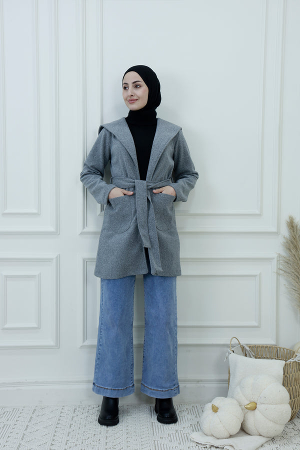 معطف نسائي مزود بغطاء رأس وحزام مع جيوب أمامية