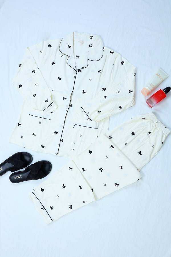 طقم بيجامة مزخرف بأقواس وقلوب